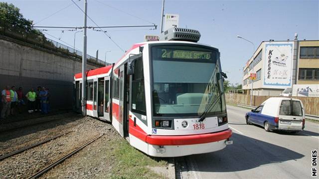 Tramvaj po vykolejení narazila do osvtlení. Ilustraní foto