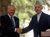 Ministr Donald Rumsfeld se v Kábulu seel s afghánským prezidentem Hamídem Karzáím