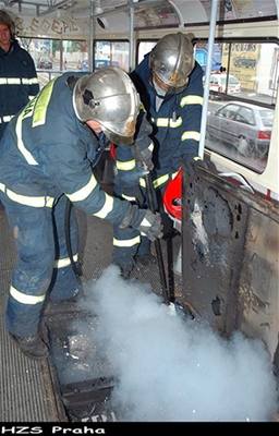 Ve voze tramvaje se vzala elektroinstalace.