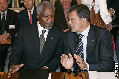 Kofi Annan a Romano Prodi na konferenci v ím.