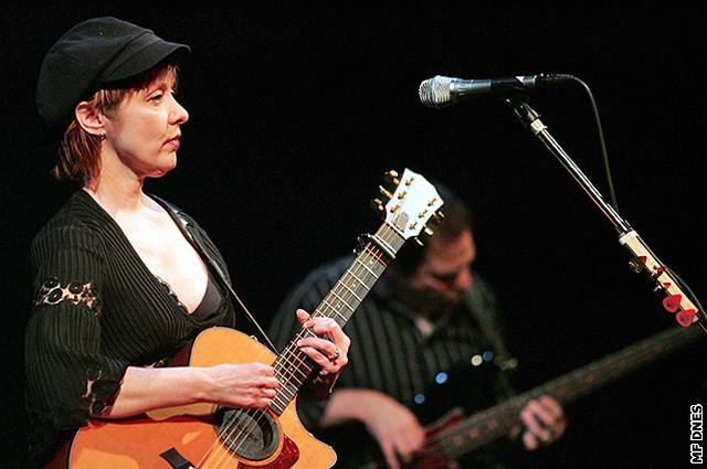 Suzanne Vega vystoupí tikrát s echomorem a poté sólov na filmové kole v Uherském Hraditi.