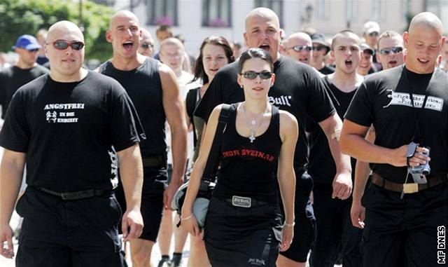 Autoi klipu dávají do konfrontace zábry z holokaustu a souasných koncert a demonstrací neonacist. Ilustraní foto.