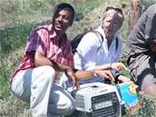 Here�ka Dana Syslová a moderátor Ray Koranteng asistují p�i vypou�t�ní sysl�