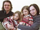 Bára Basiková s Jaromírem Pizingerem a dcerami Anikou a Marukou 