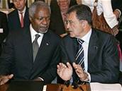 Kofi Annan a Romano Prodi na konferenci v ím.