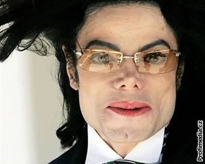 Michael Jackson pi odchodu z odroeného soudního jednání v Santa Barbae