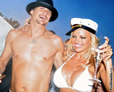 Novomanželé Pamela Andersonová a Kid Rock (29. července 2006)