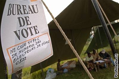 Roli volební místnosti v Kongu dobe splnil i stan.