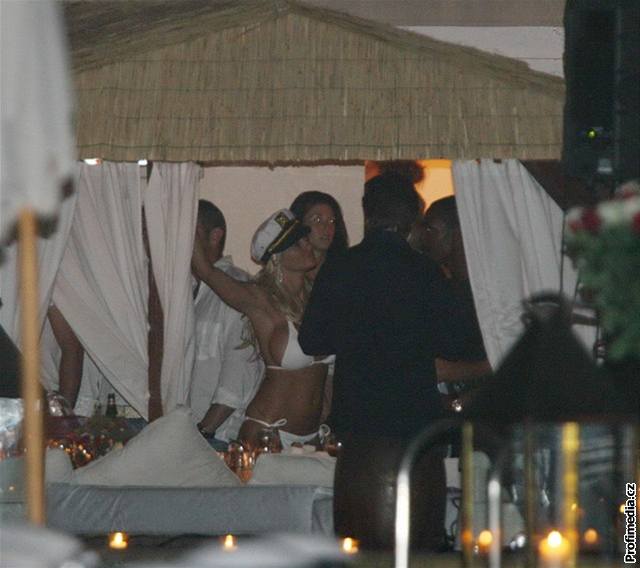 Novomanželé Pamela Andersonová a Kid Rock na svatební oslavě na pláži Nikki