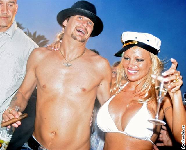 Novomanelé Pamela Andersonová a Kid Rock (29. ervence 2006)