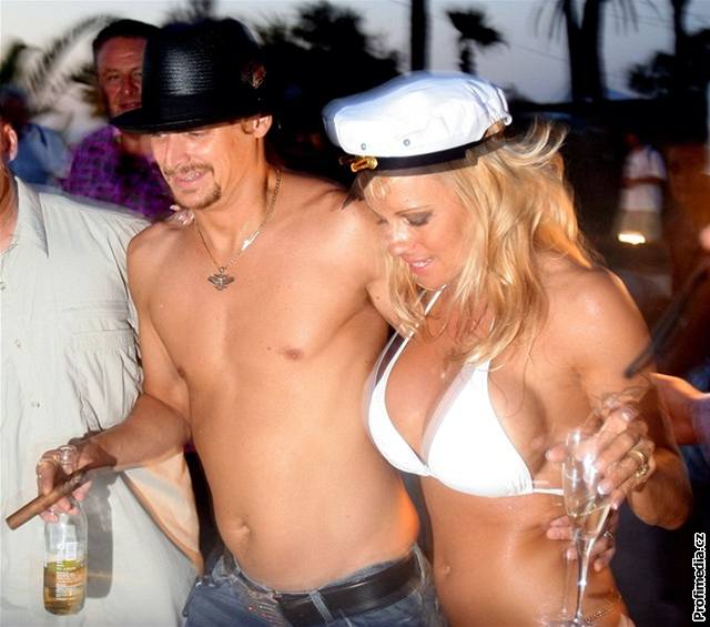 Novomanelé Pamela Andersonová a Kid Rock (29. ervence 2006)