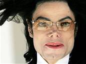 Michael Jackson pi odchodu z odroeného soudního jednání v Santa Barbae