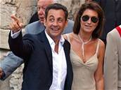 francouzský ministr vnitra Nicholas Sarkozy s manelkou Cecilií na svatb Jeana Renoa