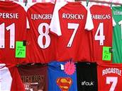 Tomá Rosický a jeho dres Arsenalu visí ve stánku