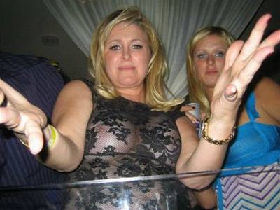 Kathy Hiltonová se na diskotéce v Los Angeles pochlubila svými pednostmi. Na snímku s druhou dcerou Nicky