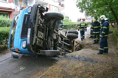 Avie v píkopu v ulici Pod farou v Praze 4