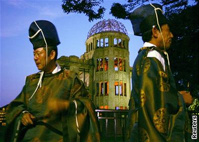 Japontí duchovní u pomníku pádu jaderné bomby.