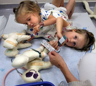Maliyah and Kendra Herrinové ped operací v utaské nemocnici.