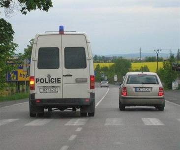 Policie v akci mezi Dubencem a R8