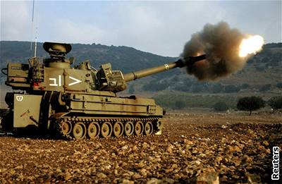 Izraelský tank pálí na cíl na jihu Libanonu