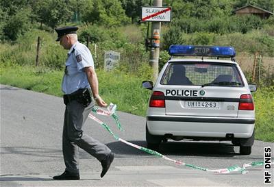 Policisté u znají pesný scéná pepadení vozu bezpenostní sluby.