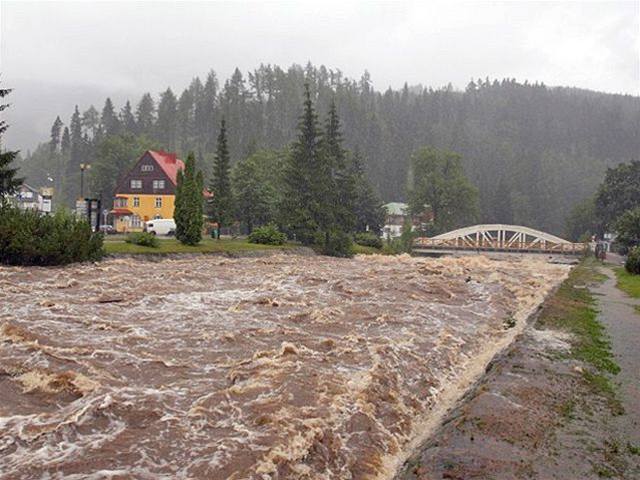 Dalí vydatné det meteorologové pedpovídají i na pondlí a úterý v celé zemi.