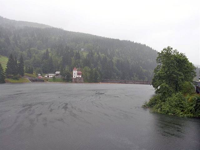 Dalí vydatné det meteorologové pedpovídají i na pondlí a úterý v celé zemi.