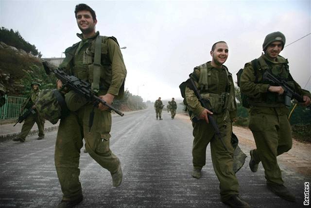 Izraelské jednotky mají proniknout dál na území Libanonu.
