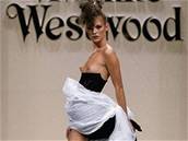 Modelka Kate Mossová v kreaci Vivienne Westwoodové