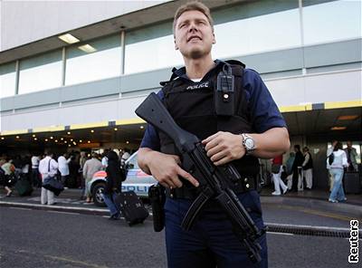 Policista hlídkuje ped londýnským letitm Heathrow