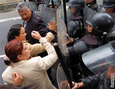 Demonstrace levicových voli perostly v Mexico City v násilí