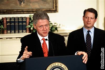 Bill Clinton. Nkdejí záletník te psobí jako vzorný manel, který podporuje svou  enu Hillary v boji o prezidentský post.