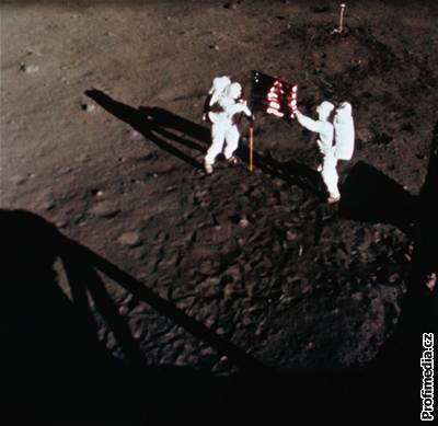 Neil Armstrong a Edwin Aldrin - první lidé na Msíci.