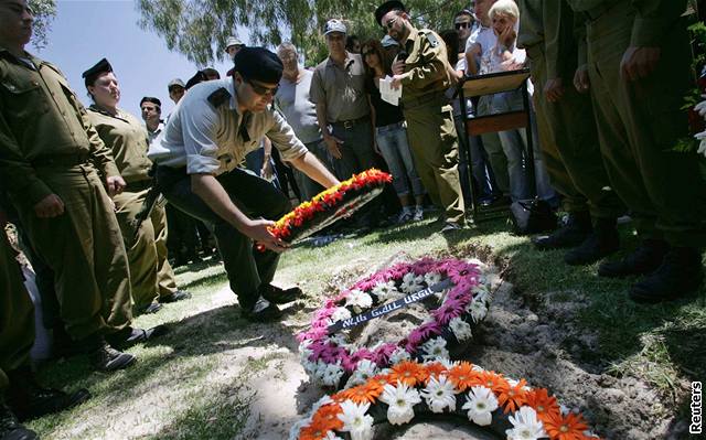 Izraeltí policisté ve mst Jaara prohledávají místo, kam dopadla raketa Hizballáhu a zabila 70letého mue.