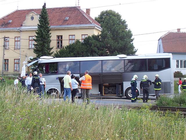 Autobus byl nárazem odhozen asi o ti metry.