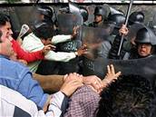 Demonstrace levicových voli perostly v Mexico City v násilí
