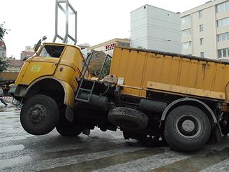 Vyproovn  nkladnho vozu, kter se propadl na Nrodn td v Praze