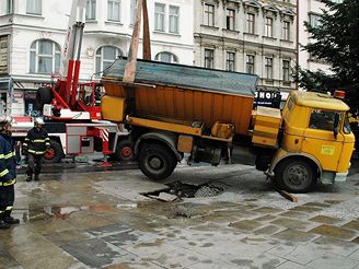 Vyproovn  nkladnho vozu, kter se propadl na Nrodn td v Praze