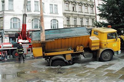 Vyproování  nákladního vozu, který se propadl na Národní tíd v Praze