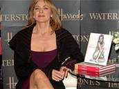 Kim Cattrallová na autogramiád v londýnském obchodním dom Harrods (listopad 2005)