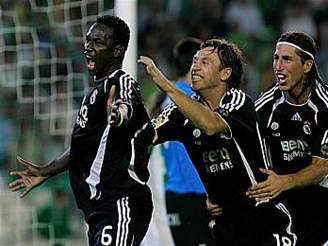 Real Madrid: (zleva) Diarra, Cassano, Ramos