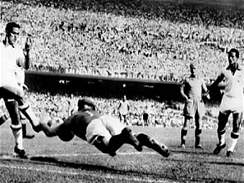 HISTORIE. Momentka ze zpasu Brazlie - vdsko na MS 1950. Maracan se ernalo divky a fotbal pr bval velej.