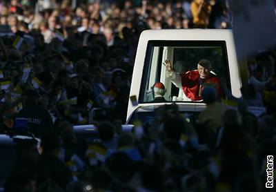 Pape Benedikt XVI. v bezpeí papamobilu