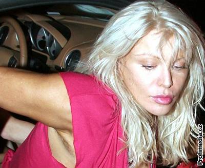 Courtney Love byla zachycena ped hollywoodským barem Hyde s neoholeným podpaím