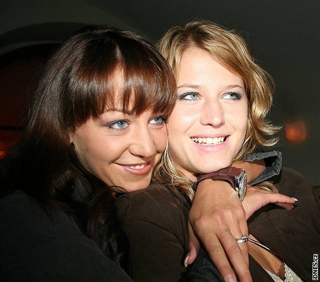 Modelka Agáta Hanychová s kamarádkou, finalistkou miss Petrou Machákovou