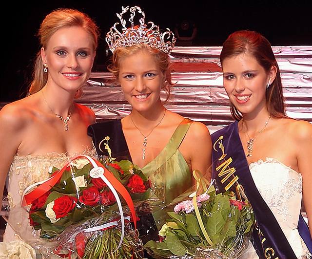 Zuzana tpanovská (vlevo) byla lenkou poroty Miss Belgie Earth 2006 