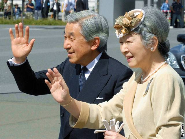 Císa Akihito s chotí Miiko - císaský pár pijímá v Sapporu gratulace k...