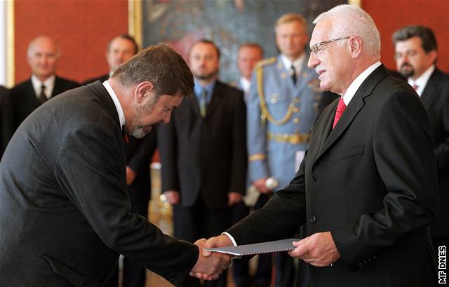 Ministr kultury Martin tpánek pebírá dekret od prezidenta.