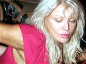 Courtney Love byla zachycena ped hollywoodským barem Hyde s neoholeným podpaím