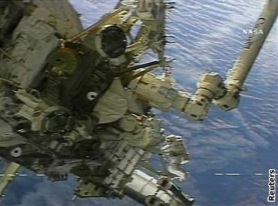 Astronauti z raketoplánu Atlantis u stanice ISS